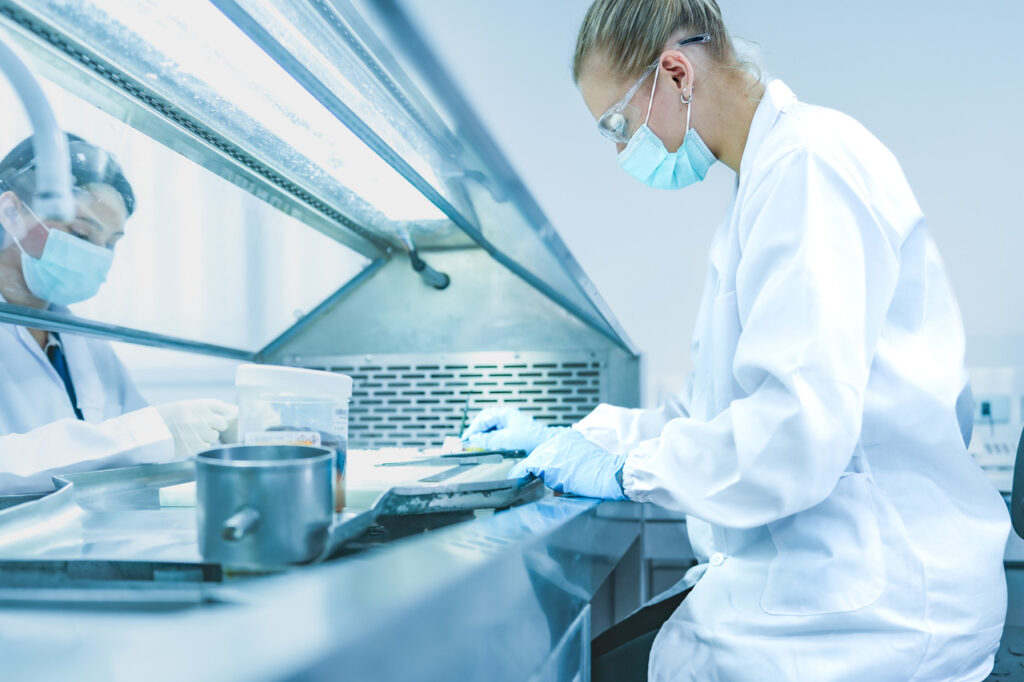 laborantka pracująca pod dygestorium