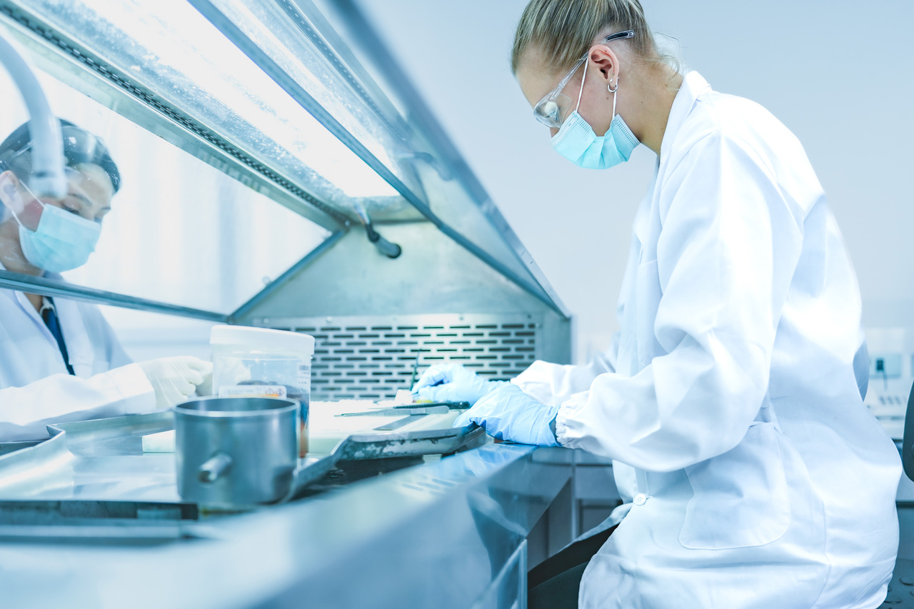 laborantka pracująca pod dygestorium