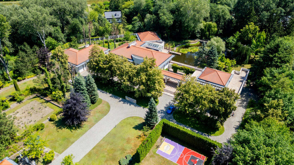 Widok z lotu ptaka na prywatny ośrodek leczenia uzależnień otoczony zielenią.